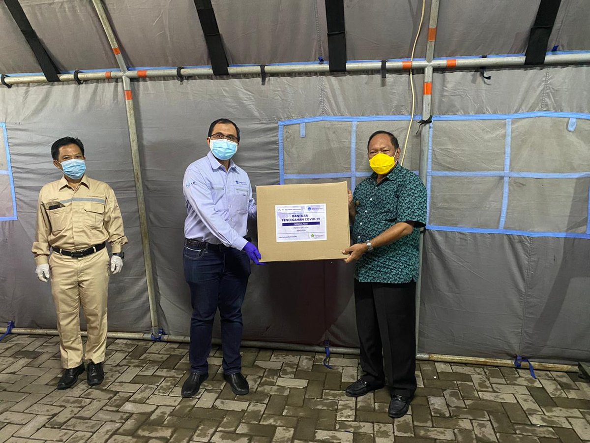 pemkotcilegon's tweet photo. Wali Kota Cilegon, Drs. H. Edi Ariadi, https://t.co/EcSNlS80EE., beserta Kepala BPBD Kota Cilegon dan Kepala Dinkes Kota Cilegon menerima Distribusi Bantuan Penanganan Covid-19 dari PT. Chandra Asri berupa hazmat suit, hand gloves, masker dan alat rapid test. https://t.co/IFicBQbOhL