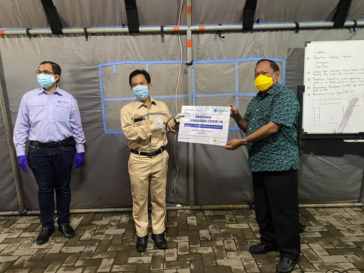 pemkotcilegon's tweet photo. Wali Kota Cilegon, Drs. H. Edi Ariadi, https://t.co/EcSNlS80EE., beserta Kepala BPBD Kota Cilegon dan Kepala Dinkes Kota Cilegon menerima Distribusi Bantuan Penanganan Covid-19 dari PT. Chandra Asri berupa hazmat suit, hand gloves, masker dan alat rapid test. https://t.co/IFicBQbOhL