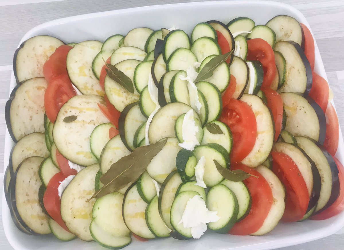 jfolantine's tweet photo. #ConfinementJour24 Je demande l’indulgence des twittos ; pas de #gettymuseumchallenge ici mais (un essai) de reproduction du confit de légumes 🍅🍆 courgettes &amp;  mozzarella sur lit d’oignons 🧅 caramélisés du chef 👨🏼‍🍳 Philippe Colinet @HotelSezz https://t.co/KSyKav9t6X