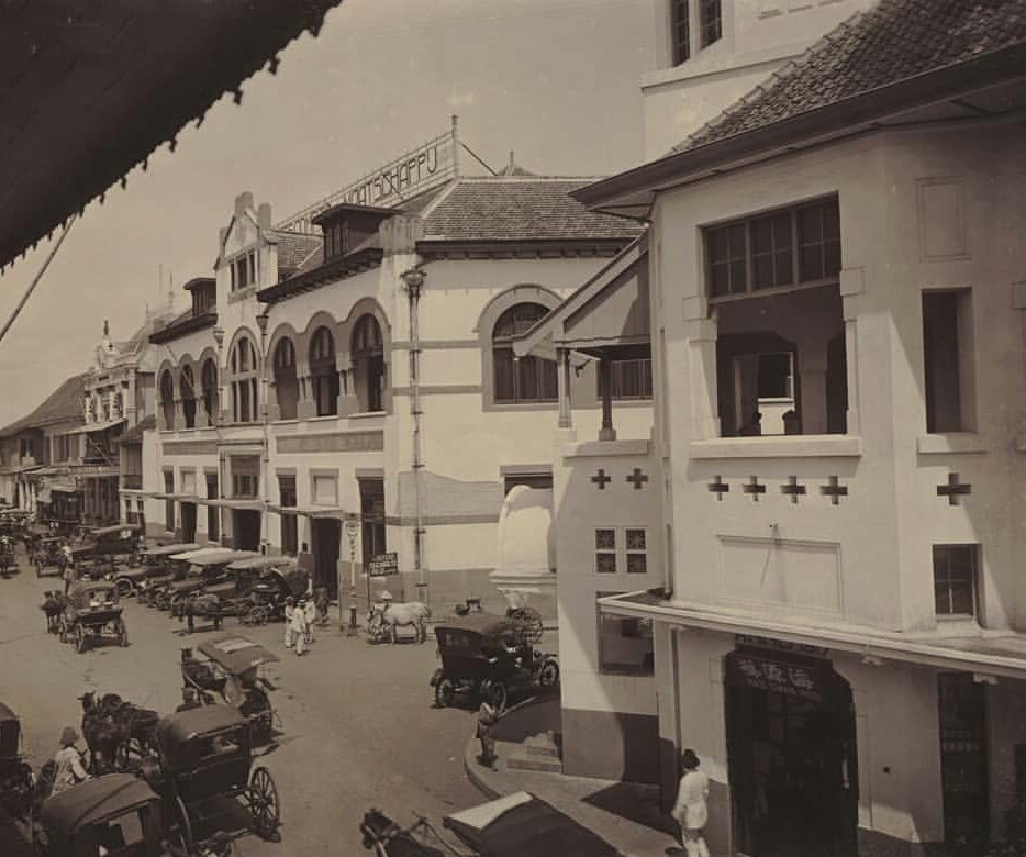 Explr_indonesia's tweet photo. Pemandangan Kembang Djepun dekat Roode Brug/ Jembatan Merah di Soerabaja, sekitar tahun 1915 

Arsip - KITLV Leiden 
#LawasSurabaya #explr_indonesia #surabaya #visitsurabaya https://t.co/nXgEo2fcUQ