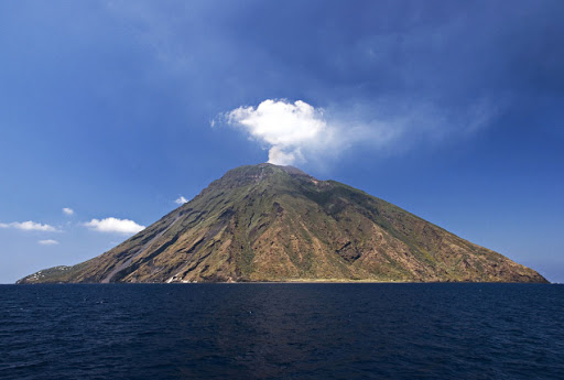 19. Sail bk to Italy with imperial envoys. Visit the “Hell of Theoderic” & peer into it. “Sailing to Sicily” was a euphemism for dying. Indeed, the volcano’s name (in Lipari Islands) came from legend that ghosts of Pope John V & patrician Symmachus threw the Gothic King in one.