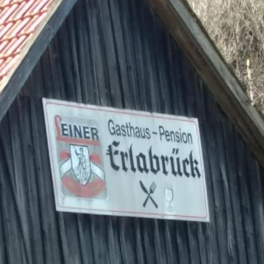 Con moderación me emociono, una posible adquisición para Leiner's, toca restaurarlo, pero quedará fino. Los carteles abandonados. Van a tirar la caseta y se iban a cargar el cartel.

#leiner #franken #bayern #caryel #bier #cerveza #madrid #eat #malasaña #bar #barra #condeduquegen