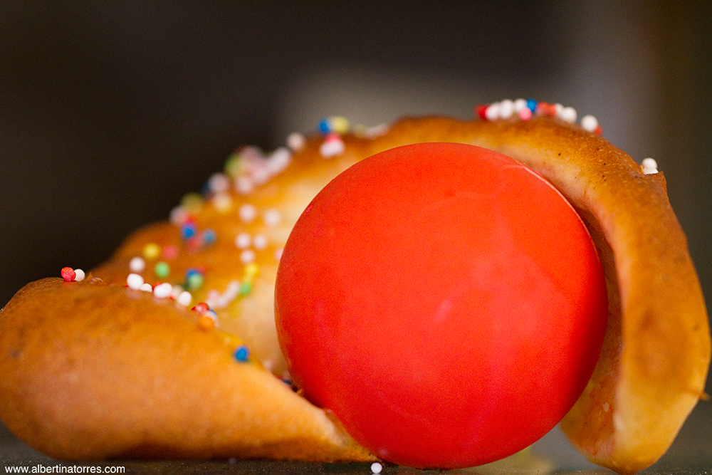 Hoy, Miércoles Santo, era normal ver desde por la mañana temprano, un desfile de señoras hacia el horno. Eran las abuelas, las madres, llevando bajo el brazo el arreglo para hornear un monumento gastronómico para los niños. La mona de Pascua contada por @albertinatorres