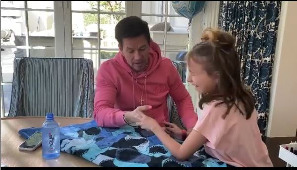 La quarantena di Mark Wahlberg e la manicure amatoriale - mamme.it/la-quarantena-…