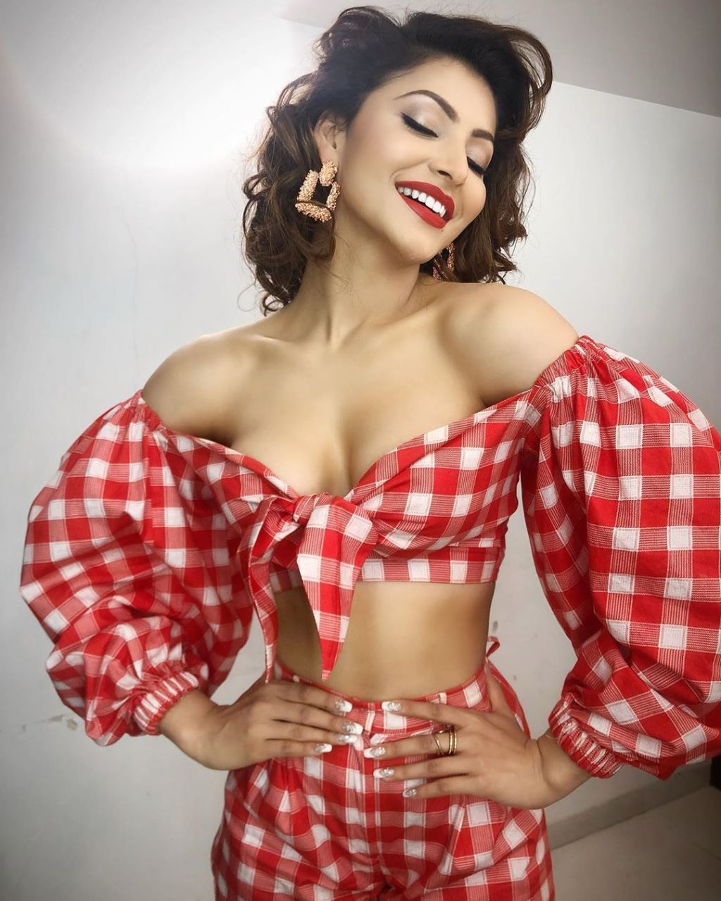 Urvashi Rautela wishes Allu Arjun a Happy Birthday in Buttabomma style.  