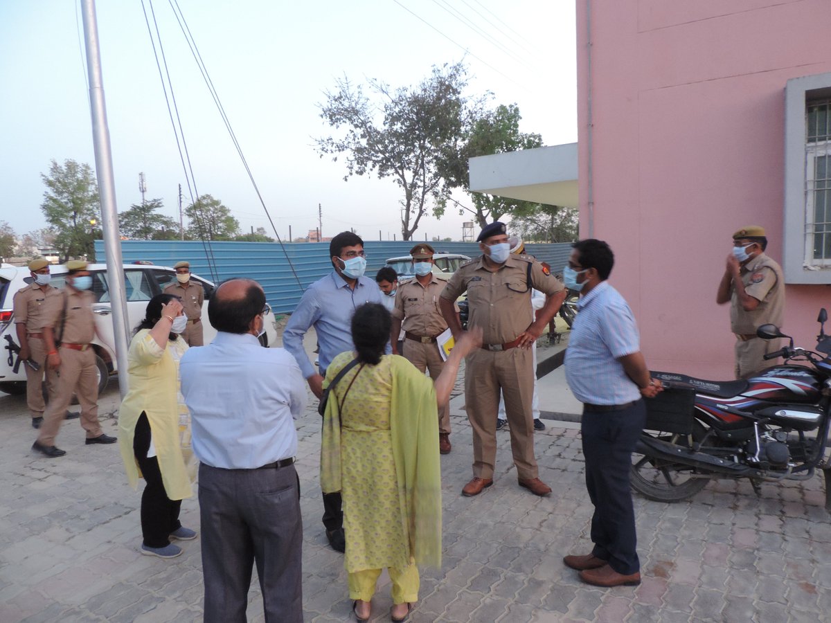 siddharthnagpol's tweet photo. @siddharthnagpol आज दिनांक 09.04.2020 को #SP_SDR व #DM_SDR द्वारा मेडिकल कोरंटीन सेण्टर का निरीक्षण कर कोविड-19 से सम्बंधित समस्त उपकरणों का जायजा लिया गया । @KPGBJP @Uppolice #StayHomeStaySafe #घरमेंरहेंस्वस्थरहें #Stopthespread #SwasthaBharat #HealthForAll @AdgGkr @digbasti https://t.co/xLUwH7MmIv