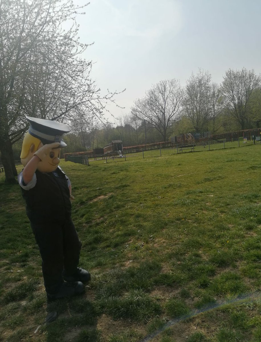 CroydonVpc's tweet photo. During our visits today #PCSOSteve has been patrolling parks and is happy to say no groups out 👏👏
We know it's hot and it's tough being inside for so long but we are #OneBigFamily and we know staying in is the right thing to do to look after each other 👍👍
#StayHomeSaveLives https://t.co/6biEhs5xdn
