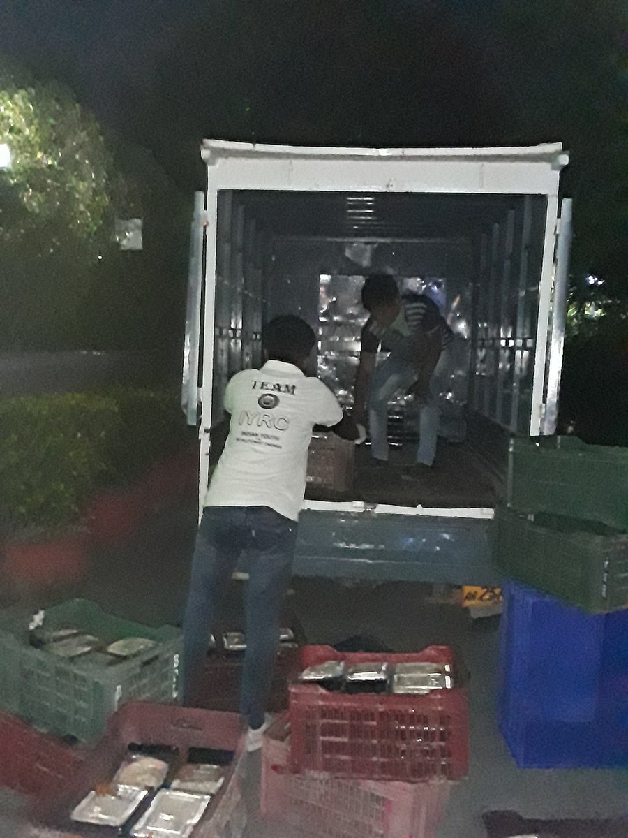 ccoi_1947's tweet photo. #CoronaCareByCCI 9th April, 2020
On request of @Iyrcngo  dinner packets handed over to their volunteers for distribution to needy persons in #Delhi #LetsFeedThePoor #IndiaFightsCorona 
@jyotiyadaav @JagranNews @TheDailyPioneer
@jgopikrishnan70 @manjeetnegilive @MonojitMajumdar https://t.co/Uf4EDukEwX