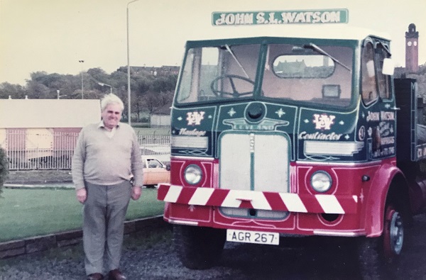 _transportnews's tweet photo. From the (recent) @_transportnews archives, August 2018; for more than 50 years John Watson - based in Bishopbriggs - flourished in road transport and then specialised in tipper-grab and lift and shift work. @clamshellhire https://t.co/NO2ieT5Qh0