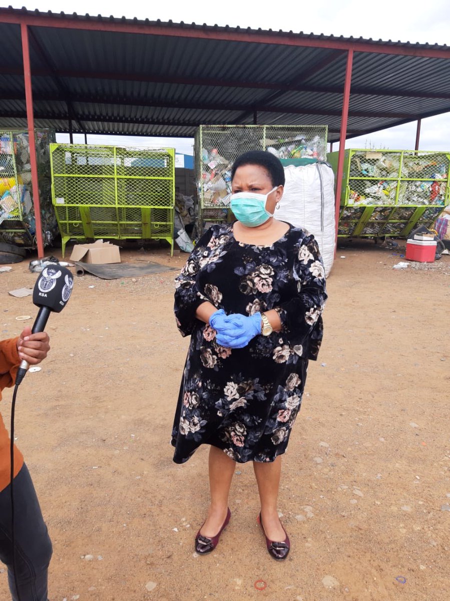 TODAY: Deputy Minister Maggie Sotyu in partnership with <a href="/PETCO/">Petco</a> handed over food parcels to about 250 waste pickers in Sasolburg . Waste Picking has not been identified as an essential service during #lockdown.
#wastepickers #recycling