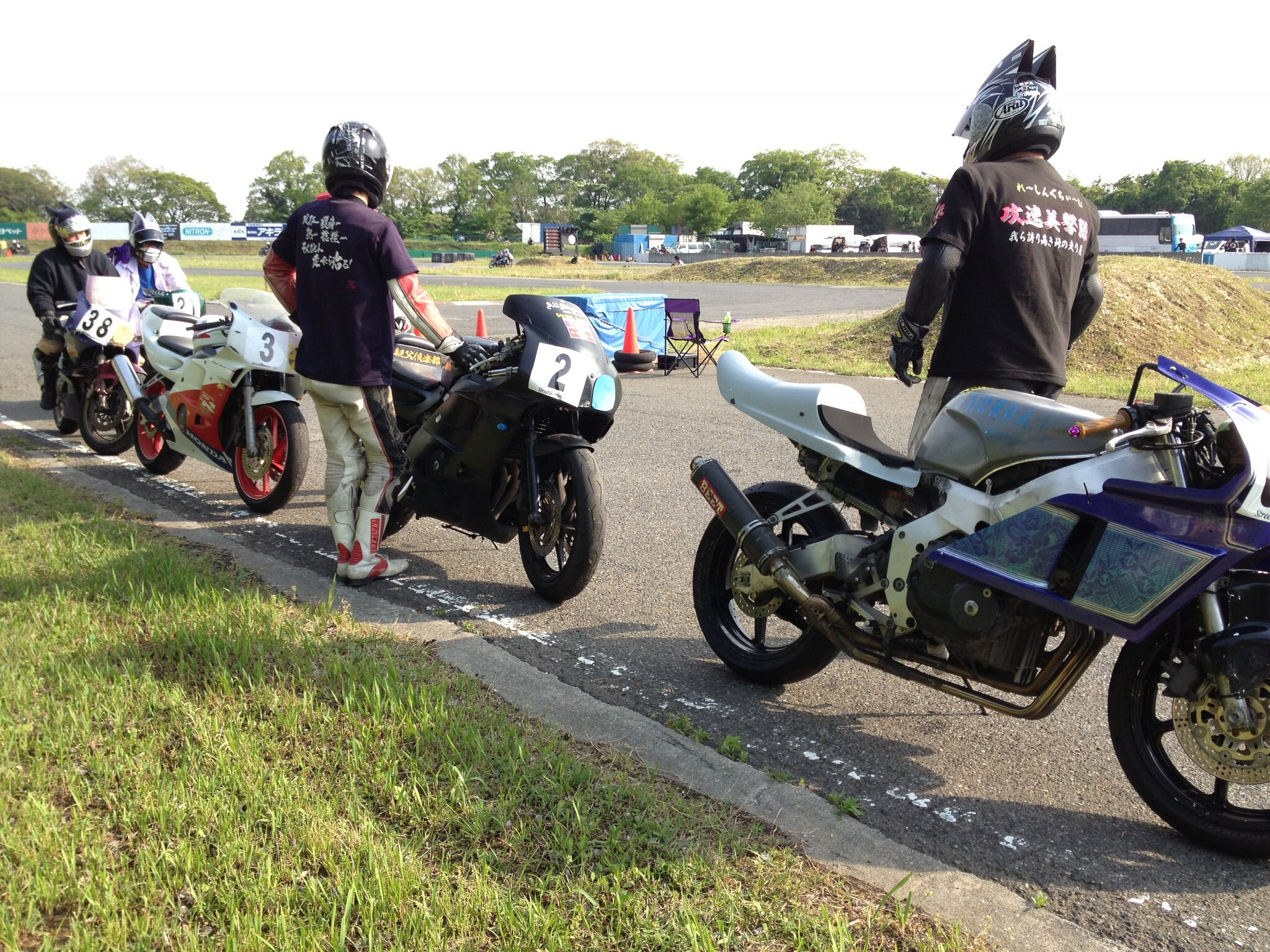 ストリートボンバー 5 3 4日開催 休業で走れないから桶スポで撮った写真晒そうぜ 1 オーバーヒートしたニダボ勢 2 ドリコマで吹っ飛んだシートカウルを手にはしゃぐさんまちゃん 3 獲物を狙うあの人 4 年度末の陸運局ような混み具合のストボン車検