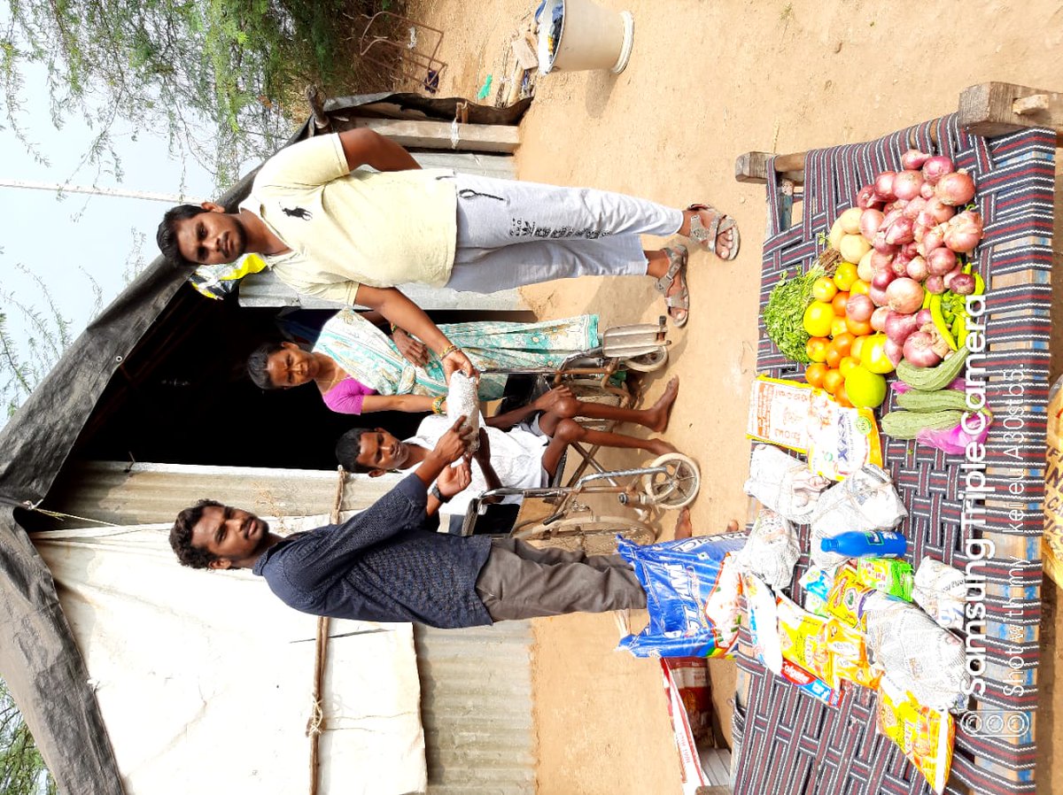 MemuSeva's tweet photo. నేస్తం లైఫ్ టైం ఫౌండేషన్
మేము సైతం సేవ  ఫౌండేషన్ ఫర్ ది పీపుల్ ఫౌండేషన్
నందిగామలో టెంట్ వేసుకుని నివాసం ఉంటున్న నిరుపేద కుటుంబానికి ఈరోజు నిత్యవసర సరుకులు ఇవ్వడం జరిగింది రైస్ బ్యాగ్ కిరాణా సరుకులు ఇంకా వెజిటబుల్

ఈవెంట్ కి సహకరించిన నా మిత్రులందరికీ పేరుపేరునా ధన్యవాదాలు https://t.co/BOUqutNeTz