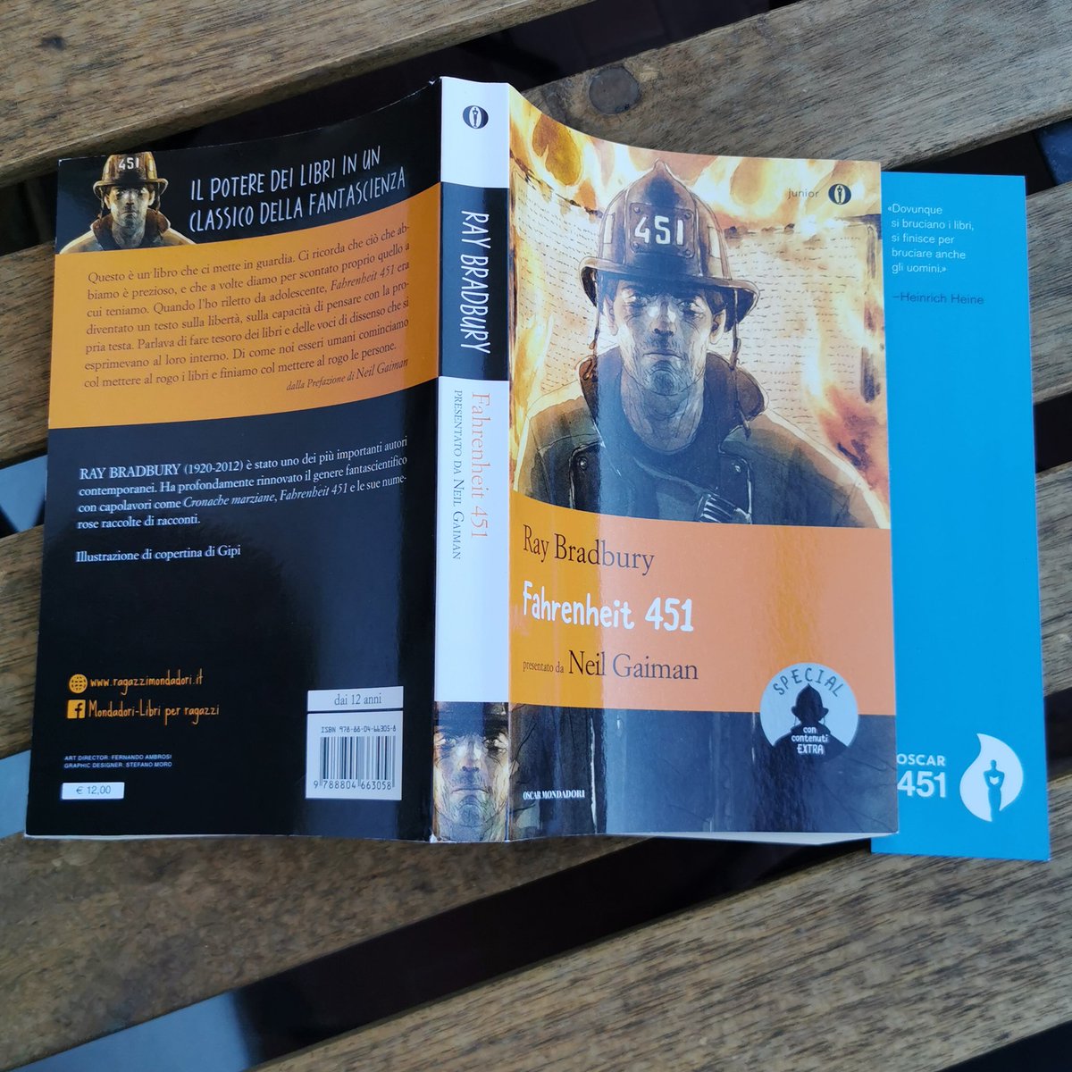 Comics_Country's tweet photo. Forse dirò una cosa scontata ( sono a metà volume ) ma Bradbury in questo libro narra il suo amore verso i libri, e quanto essi siano importanti per l'uomo. Si, è scontatissimo, ma dovevo dirlo.
Visto che è il suo primo romanzo che leggo, se volete consigliatemene altri. https://t.co/qO7eFNucZf