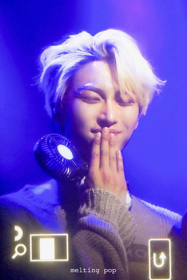 Bonus 4: Seonghwa doing San's pose #SEONGHWA  #ParkSeonghwa  #박성화  #성화  @ATEEZofficial  #ATEEZ  #에이티즈