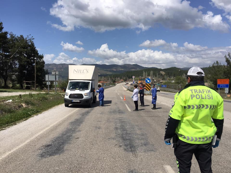 Menteşe Kaymakamımız Caner Yıldız sıfır noktası olarak da bilinen Muğla İlinin giriş ve çıkış noktası olan Gazellere giderek, görev yapan polis, jandarma ve sağlık görevlilerini ziyaret etti.
<a href="/TC_icisleri/">T.C. İçişleri Bakanlığı</a> 
<a href="/suleymansoylu/">Süleyman Soylu</a> 
#EvdeHayatVar