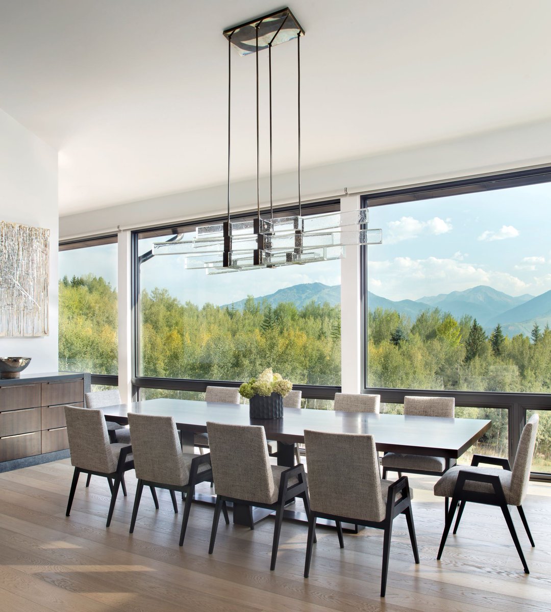 JGeigerShading's tweet image. “We love how J Geiger shades disappear, allowing the extraordinary mountain views to take center stage.” - Sarah Broughton, Principal @rowlandbroughton
