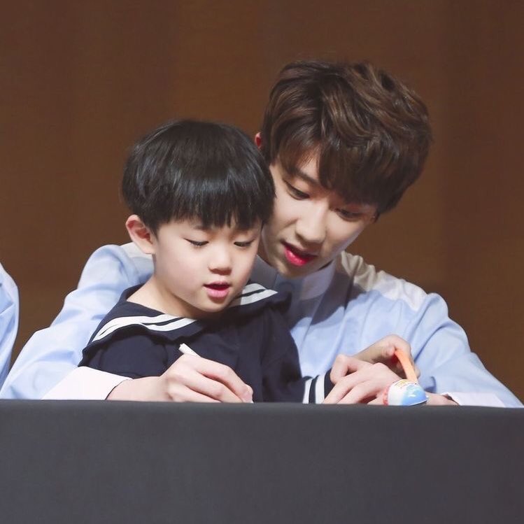 yugyeom and minghao with kids are so cute 