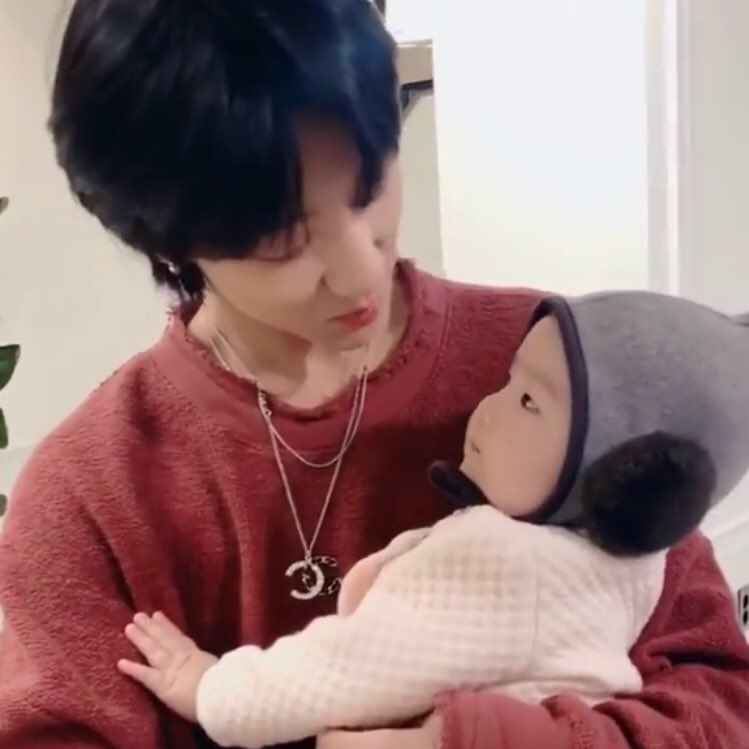 yugyeom and minghao with kids are so cute 