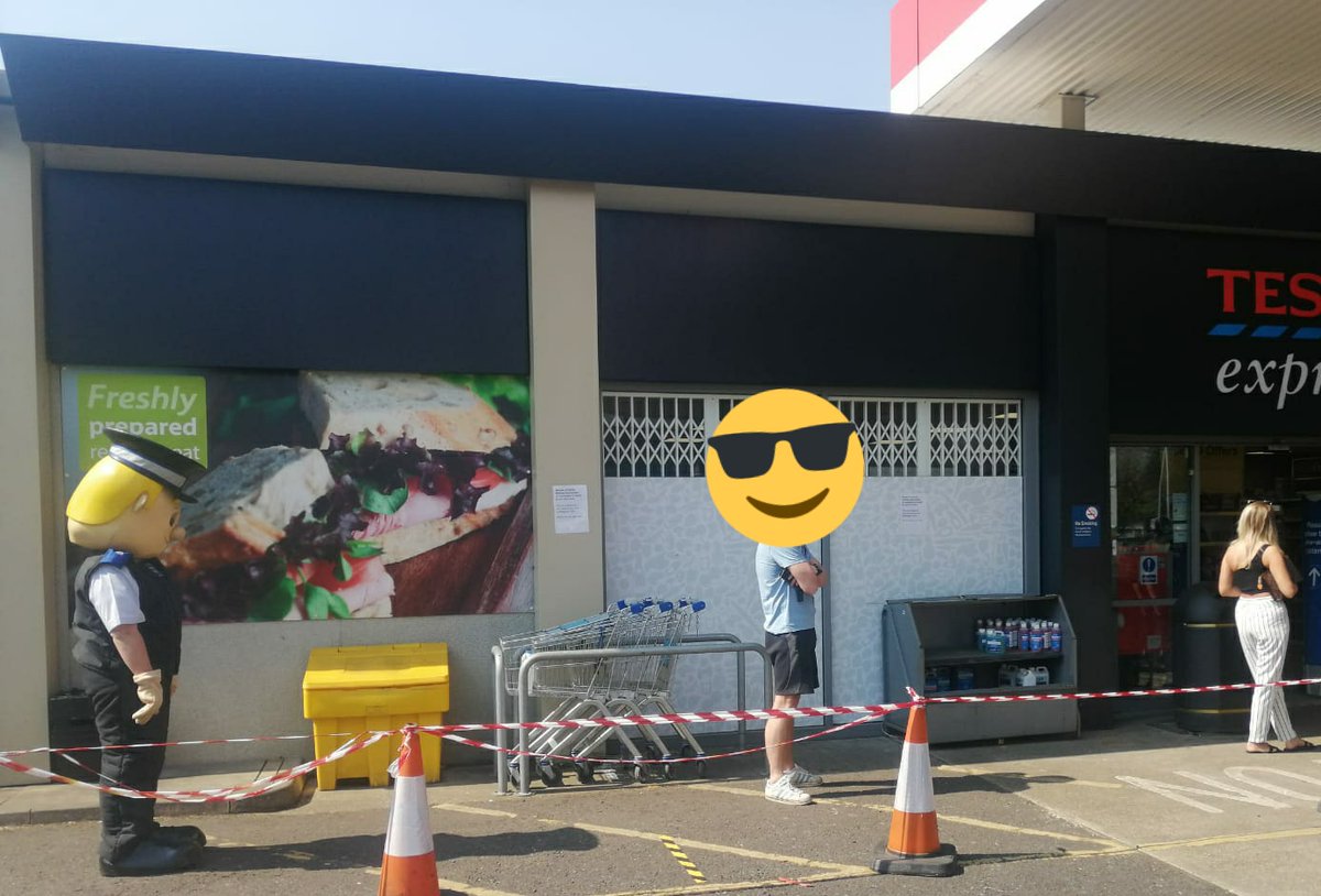 CroydonVpc's tweet photo. Time for a lunch break for #PCSOSteve making sure to observe #SelfIsolation 2metre rule!!
#CoronaLockdown #StayHomeSaveLives https://t.co/R8mJgZq4XS