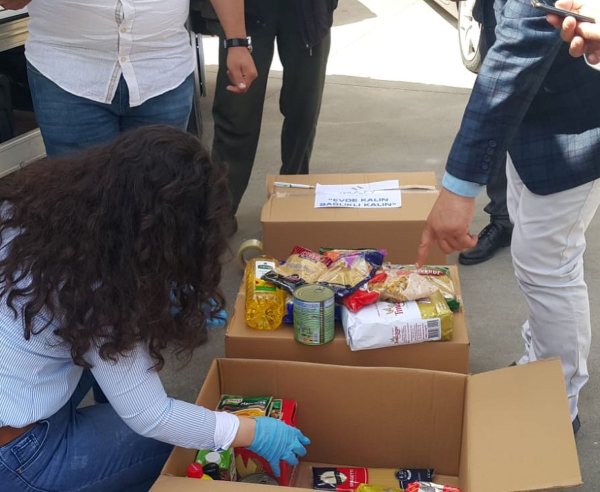 Sayın Valimiz Esengül Civelek’in talimatları ile, Ekonomik yönden Zor duruma düşen vatandaşlarımıza MUÇEV tarafından hazırlanan 500 gıda paketini muhtarlarımız vasıtası ile dağıtıyoruz.
<a href="/TC_icisleri/">T.C. İçişleri Bakanlığı</a> 
<a href="/suleymansoylu/">Süleyman Soylu</a> 
#EvdeKalTuerkiye