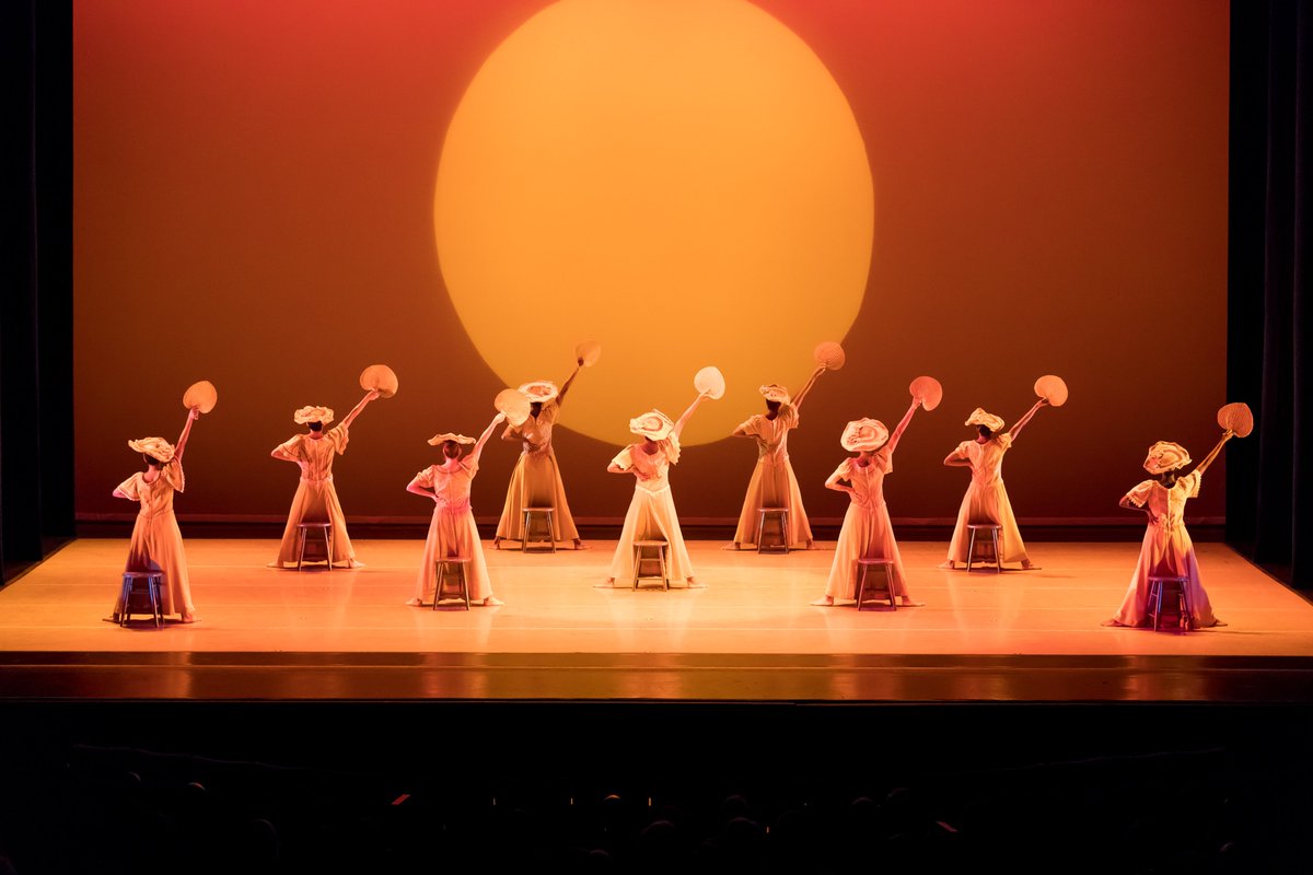 BloombergDotOrg's tweet photo. The show must go on! Many performing arts organizations offer family dance workshops, poetry slams, lunchtime concerts, full-length performances, and more. Check out these resources to bring the stage to your living room this weekend. #AileyAllAccess https://t.co/947e2yMo5H https://t.co/oWeTU3hikr