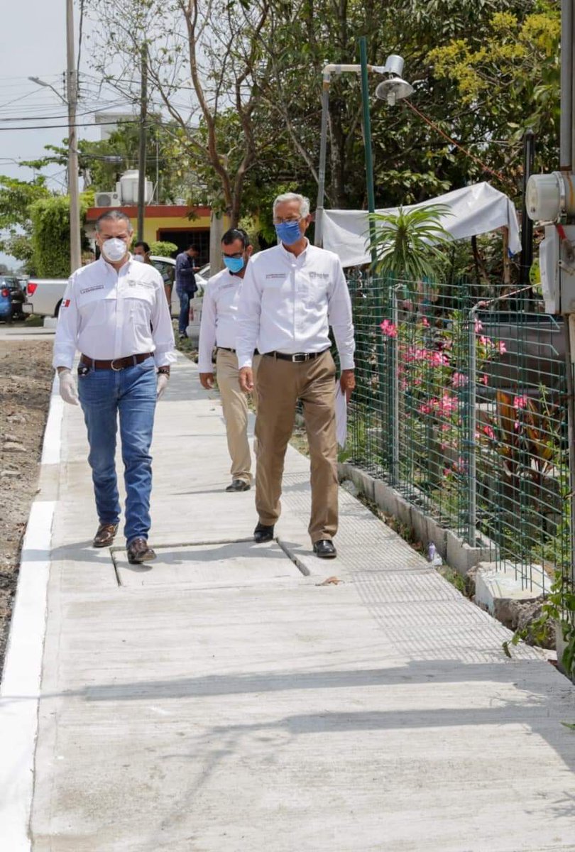 AdrianOsegueraK's tweet photo. #CdMadero continúa su desarrollo. Acatando las medidas de #Salud, estuvimos en la col. Miguel Hidalgo Oriente supervisando guarniciones y banquetas terminadas, con las que se dará seguridad a peatones y conductores.  

#QuédateEnCasa #ConstruyendoLaEsperanza https://t.co/VLAlal6srq