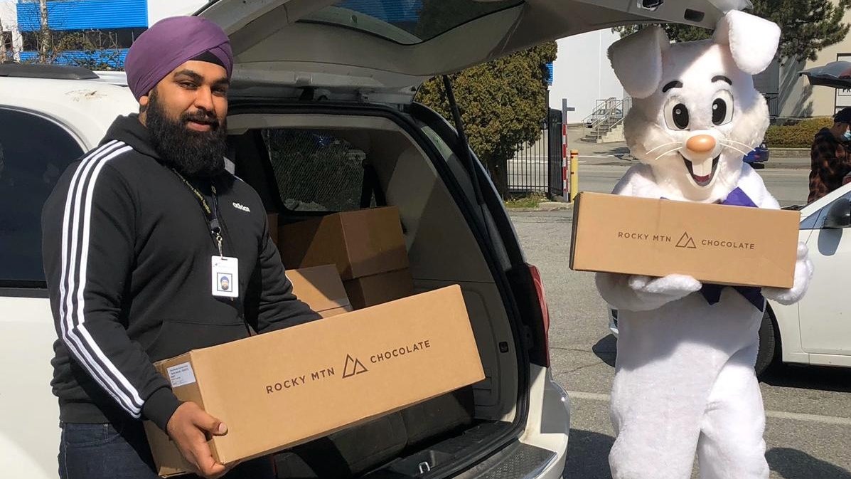 Since <a href="/jjhorgan/">John Horgan</a> deemed the Easter Bunny an essential service, <a href="/RockyMtnChocInc/">Rocky Mountain Chocolate Factory</a> has stepped in to help, donating 1,000 lbs of chocolate so we can add a sweet treat for our students today through our school-based meal program! 🍫😋surreyschools.ca/NewsEvents/Pos…

#sd36learn #SurreyBC #bced