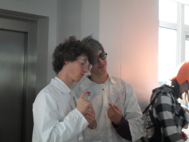 A few pre-PhD jobs:
1. Waiter at a wine bar
2. Cleaner at my school and local sports hall
3. Sales assistant at a bike shop
4. Summer intern at the University of British Columbia

p.s. Here's a photo of 15 yr old Tim being a scientist
@mazstow @tectonictweets <a href="/PhoebeSleath/">Phoebe Sleath</a>