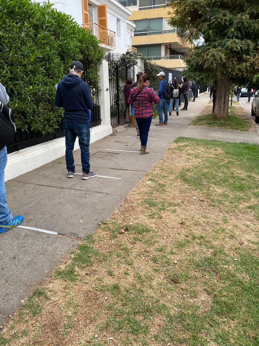 Armada_Chile's tweet photo. Personal de la Academia Politécnica Naval #Apolinav se encuentra marcando el piso para asegurar el orden y distanciamiento social en la Inspección del Trabajo de #ViñaDelMar. Estas acciones se están efectuando en distintos lugares de la región de #Valparaíso.
#QuédateEnCasa https://t.co/6eGlwKJq51
