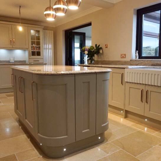 LochAnnaKitchen's tweet photo. What a gorgeous kitchen recently designed and installed by the lovely team at @PrioryLtd. This is our Georgian Mussel and Stone - available in 30 painted colours 😍
#RealKitchen #kitchens #kitchendesign #paintedkitchen #traditionalkitchen #shakerkitchen #beautiful #lochanna https://t.co/37Nfe6wTE1