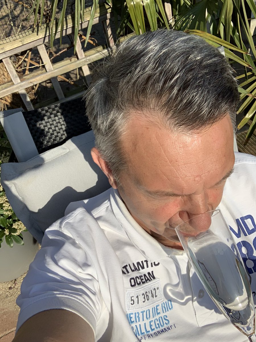 Ook dit hoort bij thuiswerken ... bubbels op het mooie weer - om toch maar iets te vieren in deze periode #COVIDー19