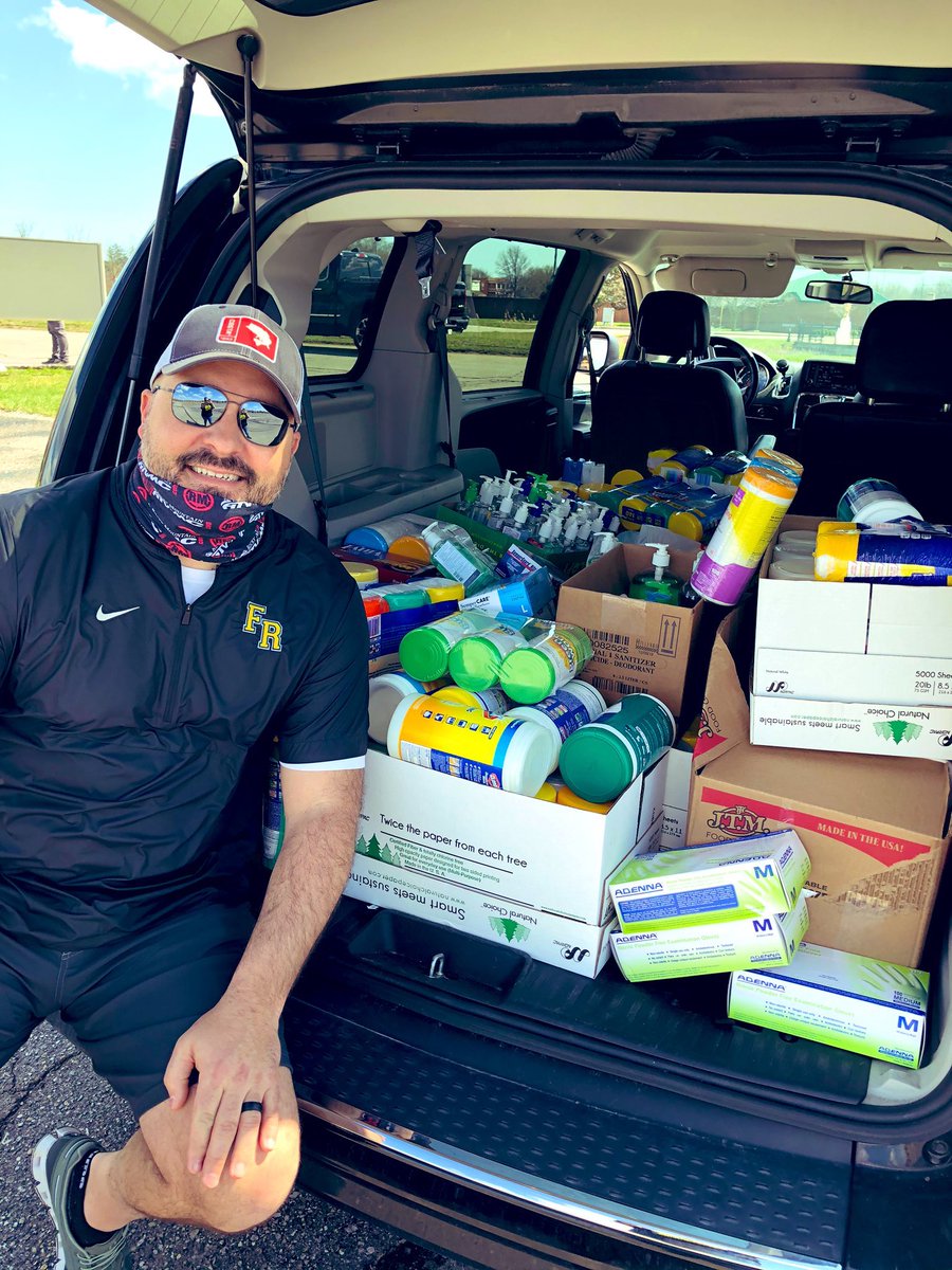 BobceanFrcs's tweet photo. Flat Rock Community Schools donated much needed supplies to Beaumont Hospital in Trenton today. #stayhomestaysafe #doingMIpart #onecommunity #warh #RamPride https://t.co/mDM9pJ2niy