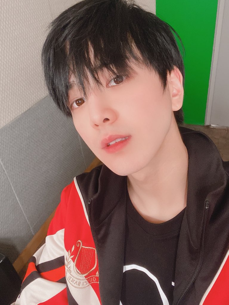 WE_THE_BOYZ's tweet photo. (영훈) 더비 넌 나의 행운이야 🤗 언제나 🌸😊 https://t.co/dwXLx5Gp3s