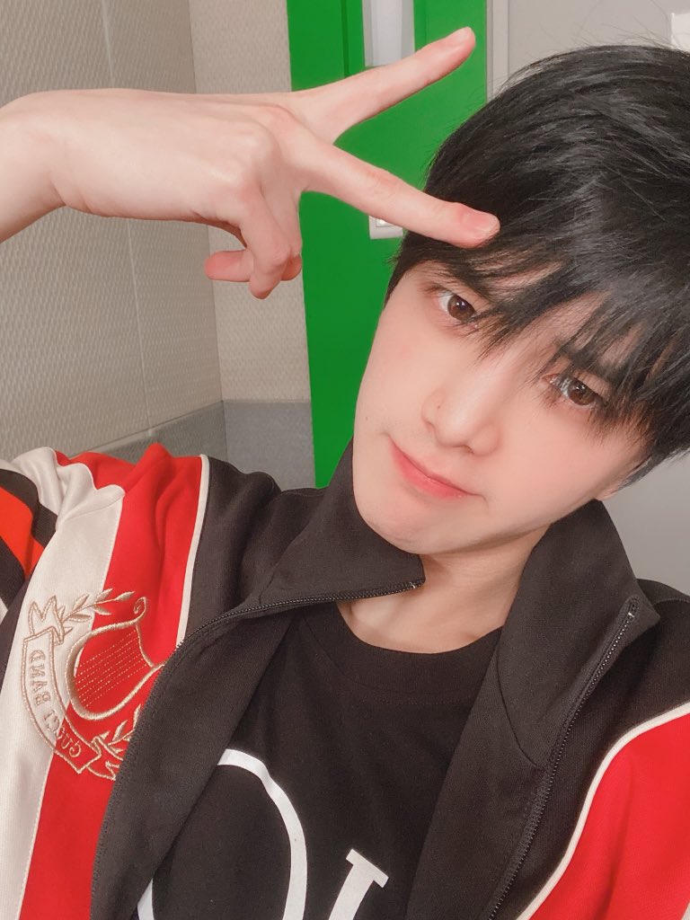 WE_THE_BOYZ's tweet photo. (영훈) 더비 넌 나의 행운이야 🤗 언제나 🌸😊 https://t.co/dwXLx5Gp3s