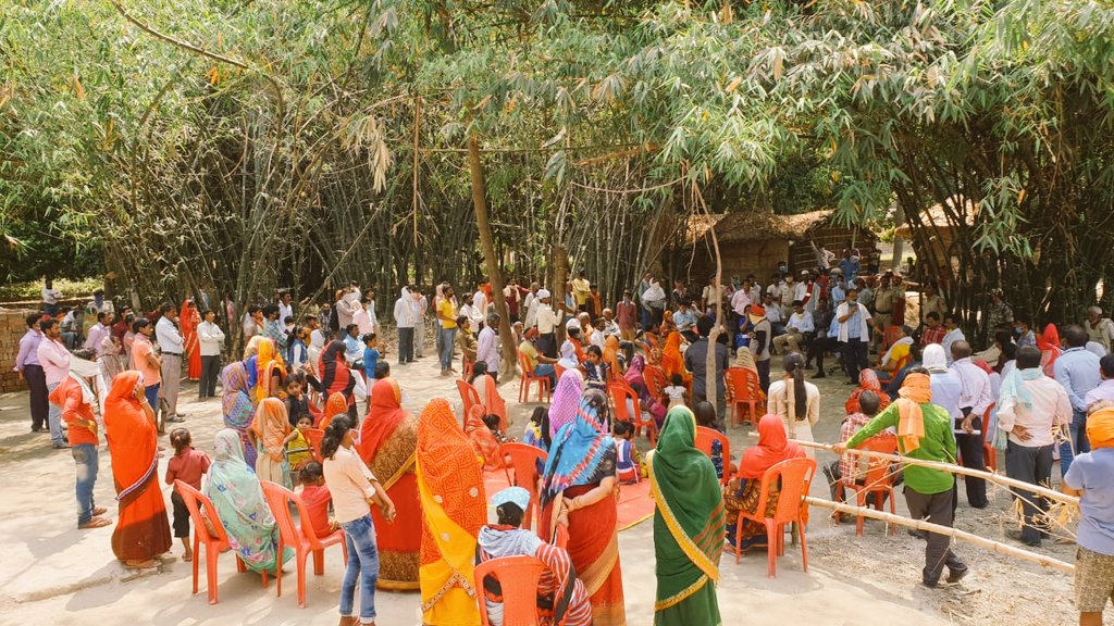 BiharHealthDept's tweet photo. सोशल डिस्टेंसिंग के साथ ही पानापुर हवेली  पंचायत के दरियापुर गांव में "चमकी पर चर्चा" करते हुए जिलाधिकारी @Chshekhar2010 अपने टीम के साथ ।  |
@Chshekhar2010 
@sanjayjavin 
@IPRD_Bihar 
@NITIAayog https://t.co/mw6rN3TowS