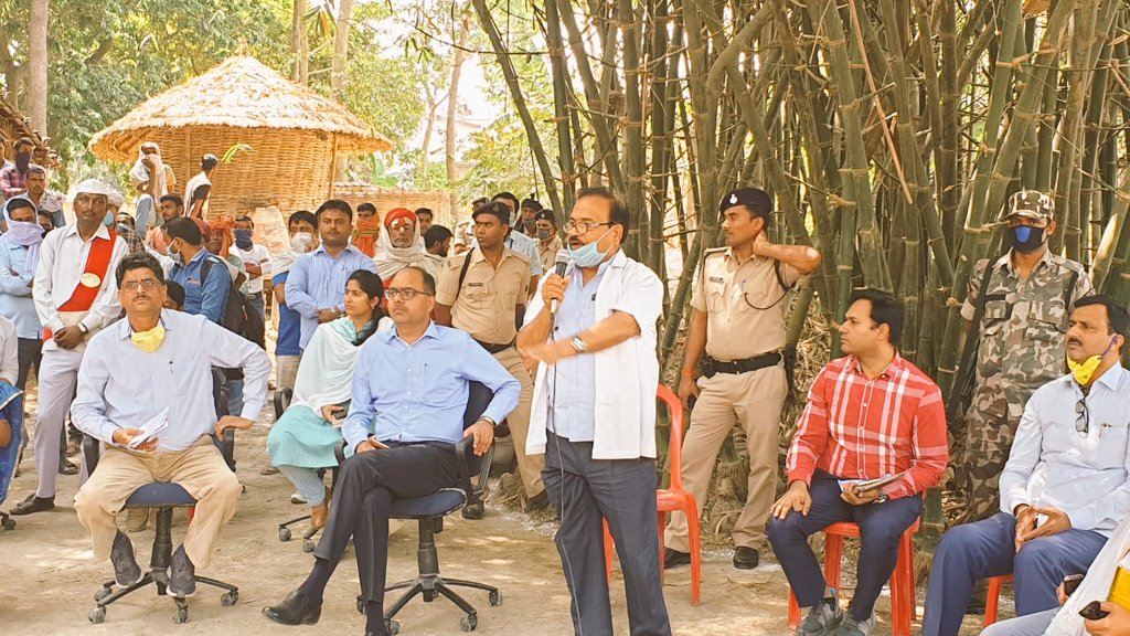 BiharHealthDept's tweet photo. सोशल डिस्टेंसिंग के साथ ही पानापुर हवेली  पंचायत के दरियापुर गांव में "चमकी पर चर्चा" करते हुए जिलाधिकारी @Chshekhar2010 अपने टीम के साथ ।  |
@Chshekhar2010 
@sanjayjavin 
@IPRD_Bihar 
@NITIAayog https://t.co/mw6rN3TowS