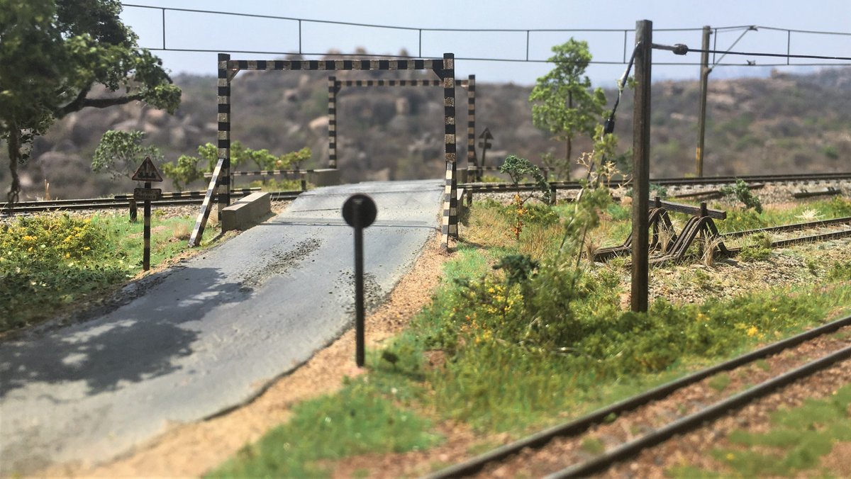 TDioramas's tweet photo. The siding. 
The buffer stop is scratchbuilt using Code 55 rails and stock HO scale 6X8 lumber. The growth is a mixture of statis grass, piece of jute hemp, and some foam foliage. https://t.co/rLbeba9YuX