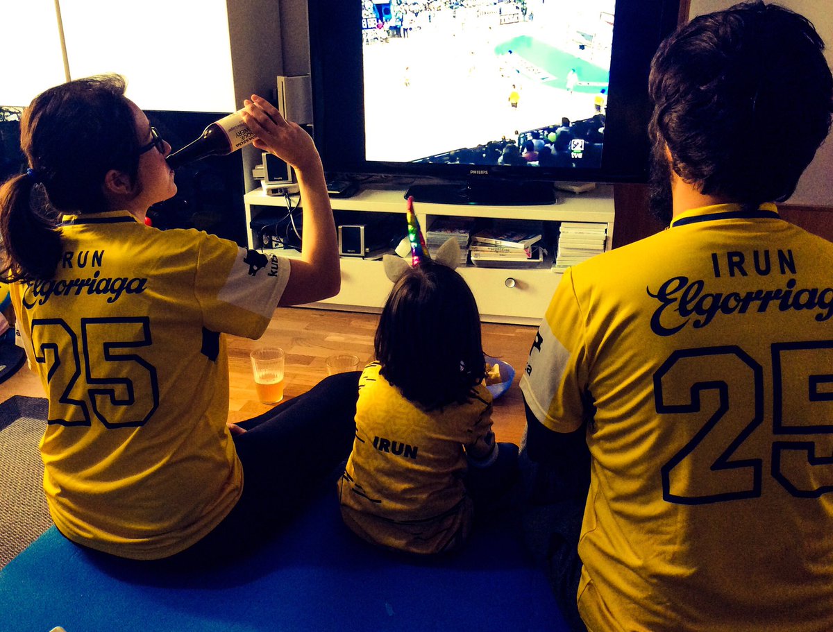 ikertxosax's tweet photo. Kaixo @bidasoa1995 , seguimos animando a @CDBidasoaIrun , esta vez desde el futuro, transmitiendo nuestra historia con orgullo💪🏽. El futuro además de perspectiva nos permite disfrutarlo con una #bidassoabasquebrewery🍻 https://t.co/KQO7WGBmIj