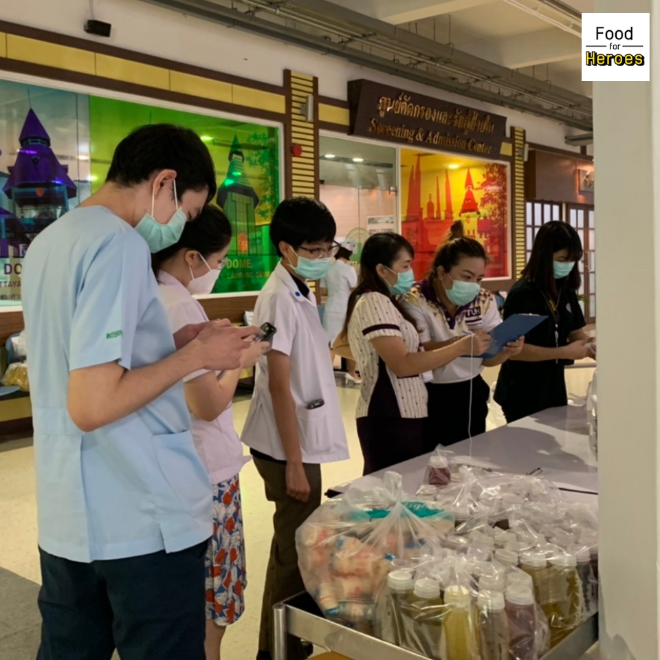 Event_Banana's tweet photo. อัพเดทความคืบหน้าโครงการ #FoodforHeroes
วันนี้เราจัดส่งอาหารให้รพ.ธรรมศาสตร์เฉลิมพระเกียรติ 200 กล่อง และรพ.เวชการุณย์รัศมิ์ 300 กล่อง
รวม 4 ��ัน เราจัดส่งไปแล้ว 1,200 กล่องค่ะ
👉ร่วมบริจาคที่ https://t.co/U2ZJijzXoZ
มีใบเสร็จลดหย่อนภาษี
#พี่หมอพักทานข้าวก่อนน้า #เราจะไม่ทิ้งกัน https://t.co/xXjnWv69EB