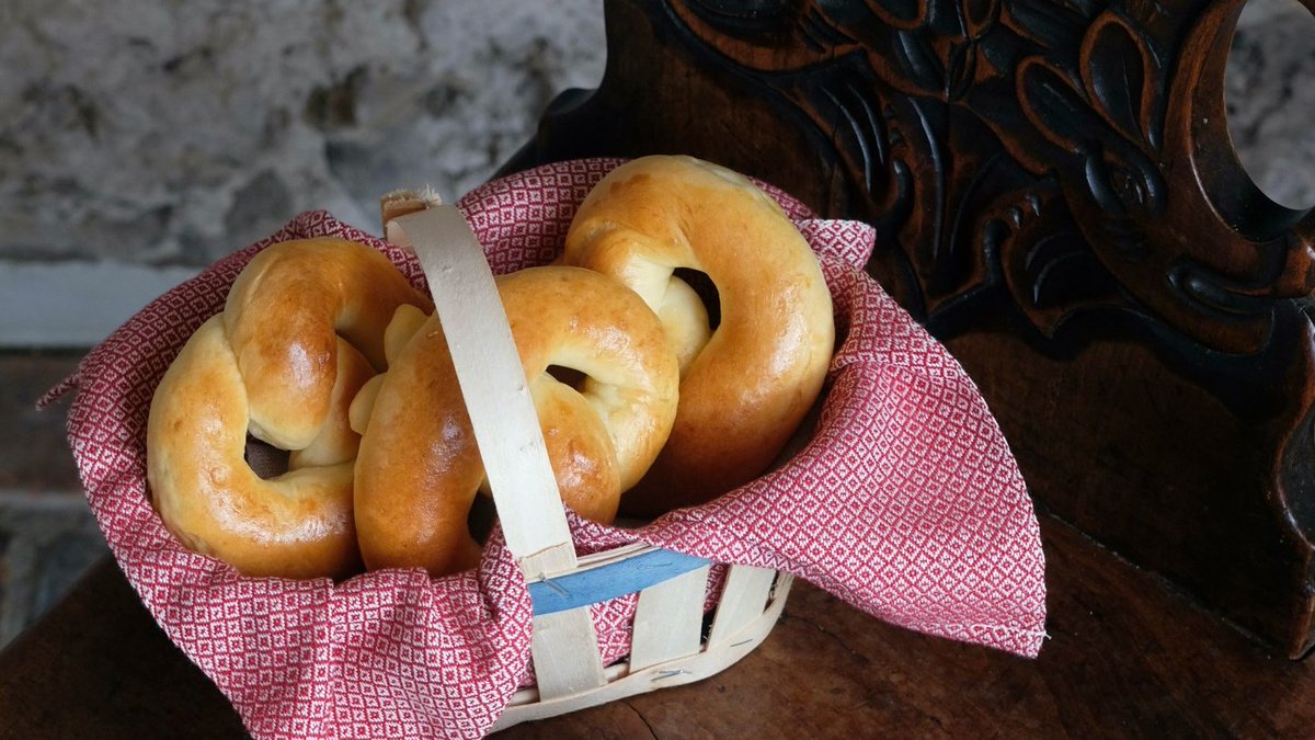 heddi_elise's tweet photo. Bake a good luck charm with my recipe for Agathabrötli via @Helvetiq #swissbread #switzerland https://t.co/dzfNYeRvtF https://t.co/Ui6m3cGeW5