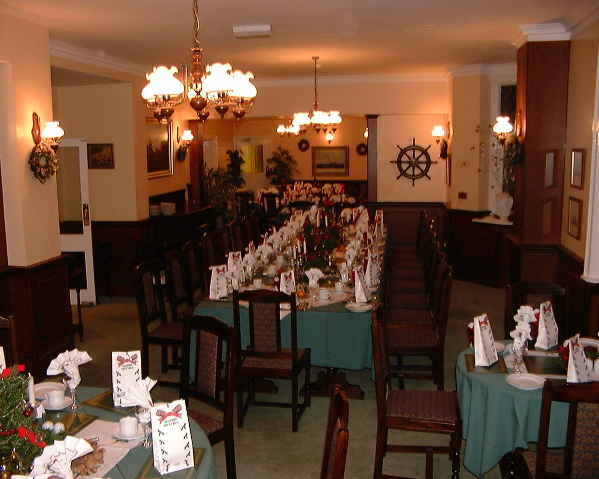 SeaMargeHotel's tweet photo. Who remembers the Galleon Restaurant - picture from Christmas 1998 - let's see any old pictures you have of your time at Sea Marge #stayhome #staysafe #throwbackthursday  https://t.co/6crKQhyQaC https://t.co/iD2HmJmXBr