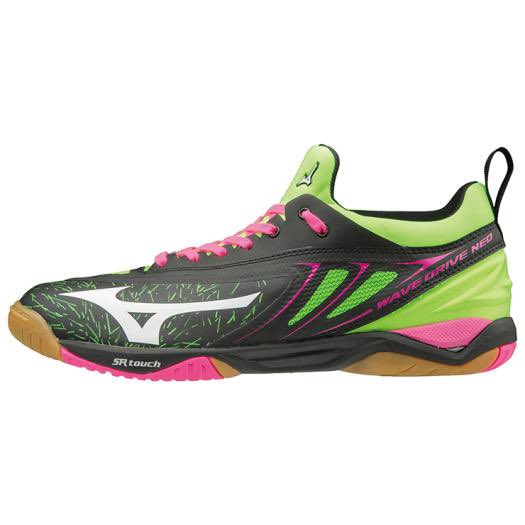 motion_fake's tweet photo. 【高杉律くん使用シューズ】

商品名：ウエーブドライブNEO
メーカー：MIZUNO
カラー：ブラック×ホワイト×グリーン
定価：¥14,300(税込)

#FAKEMOTION 
#卓球の王将 
#高杉律
#佐野勇斗 
#MIZUNO  

画像はMIZUNO公式HPより
https://t.co/qWKxfNnqQd https://t.co/hZlOQnCRrz