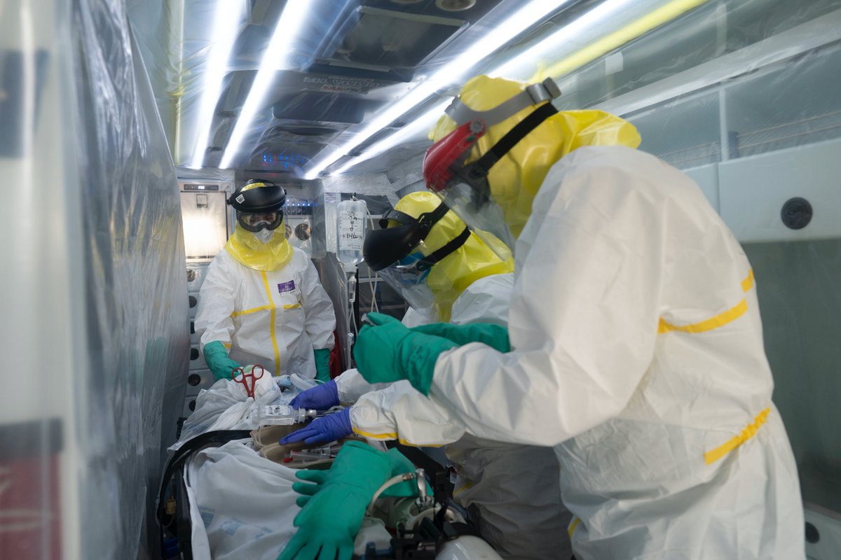 SaludMadrid's tweet photo. Gracias a todo el personal del #SUMMA112 por su labor frente al #coronavirus, solo en marzo han realizado 10.000 traslados, 586 con especial riesgo biológico

#CoronavirusMadrid #CoronavirusEspaña #YoMeQuedoEnCasa #quedateencasa https://t.co/bJ53rVQ2VK