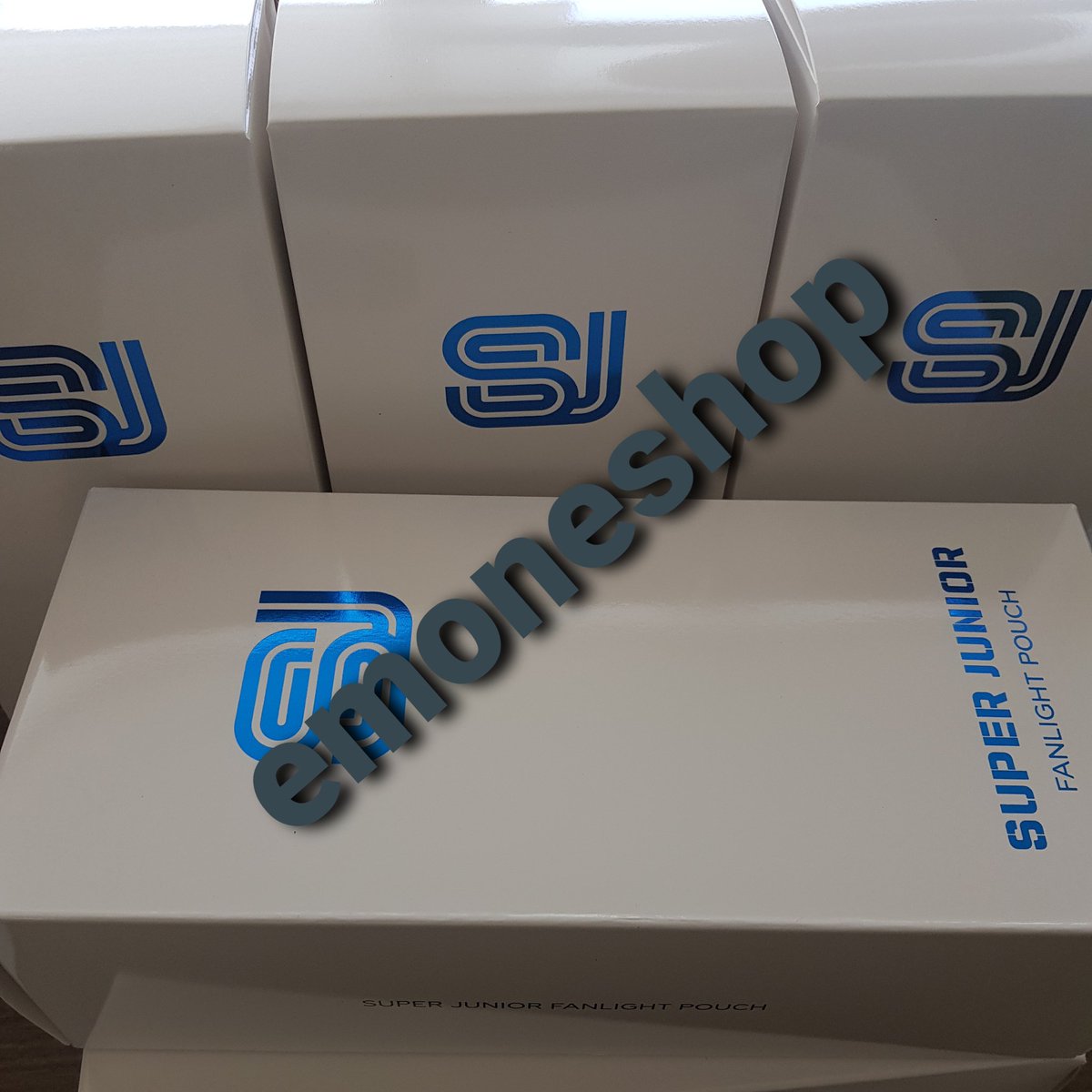 EMONEofficial's tweet photo. Shipment Completed 😘

SHOP NOW 
💙 SUPER JUNIOR OFFICIAL FANLIGHT POUCH

#슈퍼주니어 #슈퍼주니어응원봉 #슈퍼주니어응원봉파우치  #SUPERJUNIOR #FANLIGHT #POUCH #FANLIGHTPOUCH #emoneshop https://t.co/bGG2Aewqvz