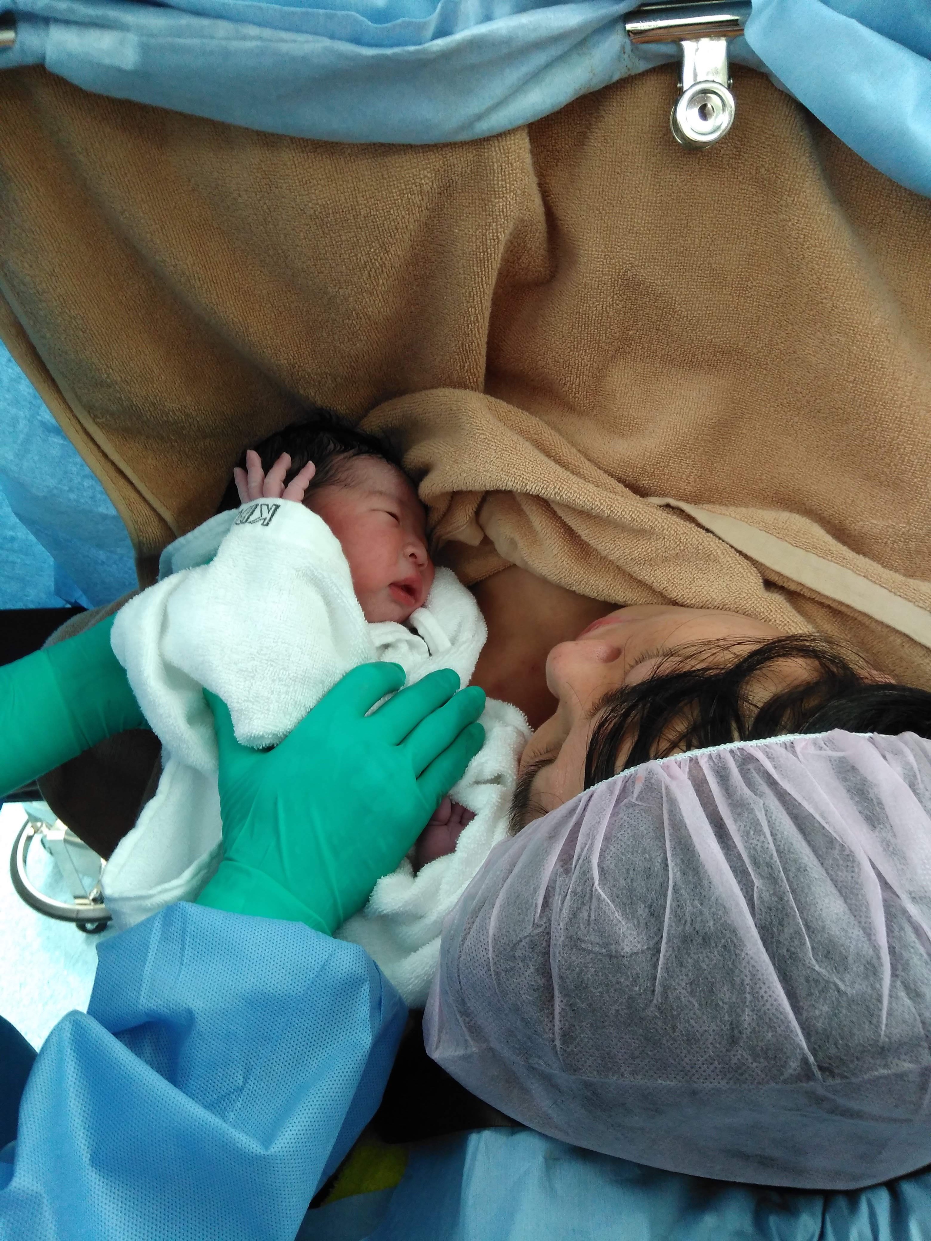 山口茜 Twitterren 先日無事 女児を出産しました 出産後まだ大きな私のお腹を見て もう一人入ってるんちゃう と聞く息子 明らかにそれは うな重が２段重ねかもしれないと期待した私の目と同じでした それからお乳をやろうと服を捲り上げ 吸ってもらえず