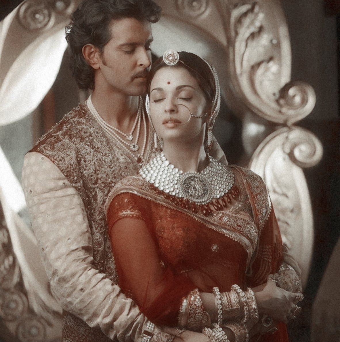 —jodhaa akbar the no. of times i hv seen this movie is insane ughh the beauty nd the excellence od hrithik-aish duo plus aish’s look in the movie <3