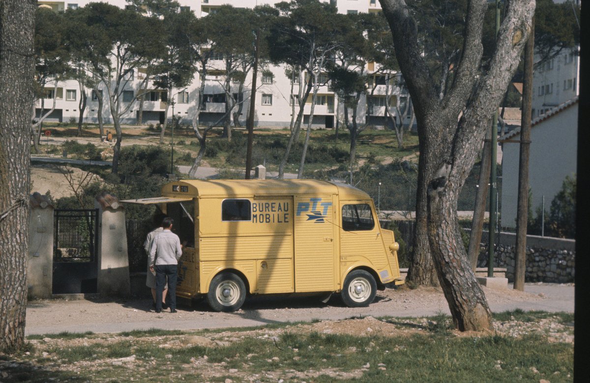 AVPCD's tweet image. Parce que sans eux il n’y aurait ni livraison, ni collecte : nous dédicaçons ces images d’archives aux conducteurs de camions, au personnel de La Poste, aux chauffeurs de taxis et aux éboueurs... (cc @TAXISG7 @GroupeLaPoste @LisaLaPoste)
#MERCI  ! 💕