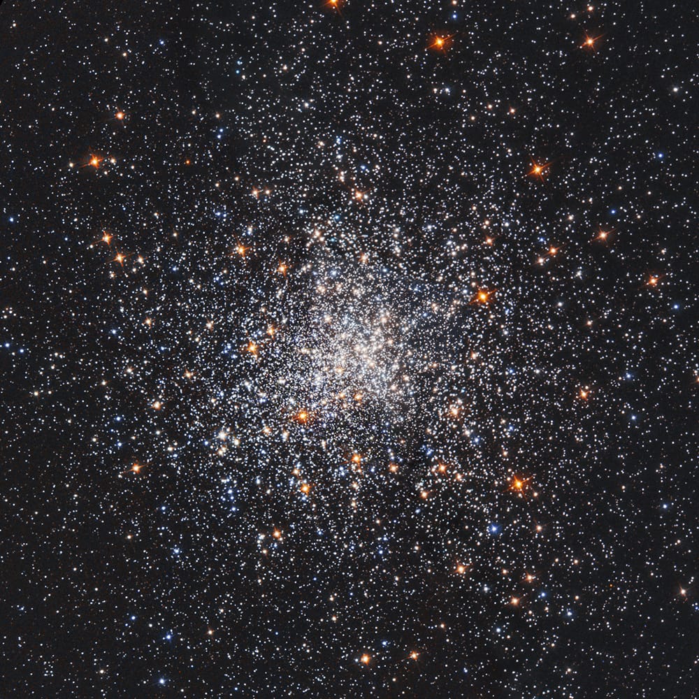upsinspace's tweet photo. J-15 avant #Hubble30, mais qu'est ce qu'on vous réserve pour le jour J ? 🤔 
Voici M79, un amas globulaire de la constellation du Lièvre. C’est un groupe de vieilles étoiles liées par la gravité qui orbite autour de notre galaxie, la Voie Lactée. https://t.co/zXnW0BaFUx