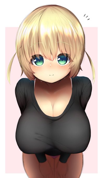 上目遣いでおっぱい見せてくれる女の子 