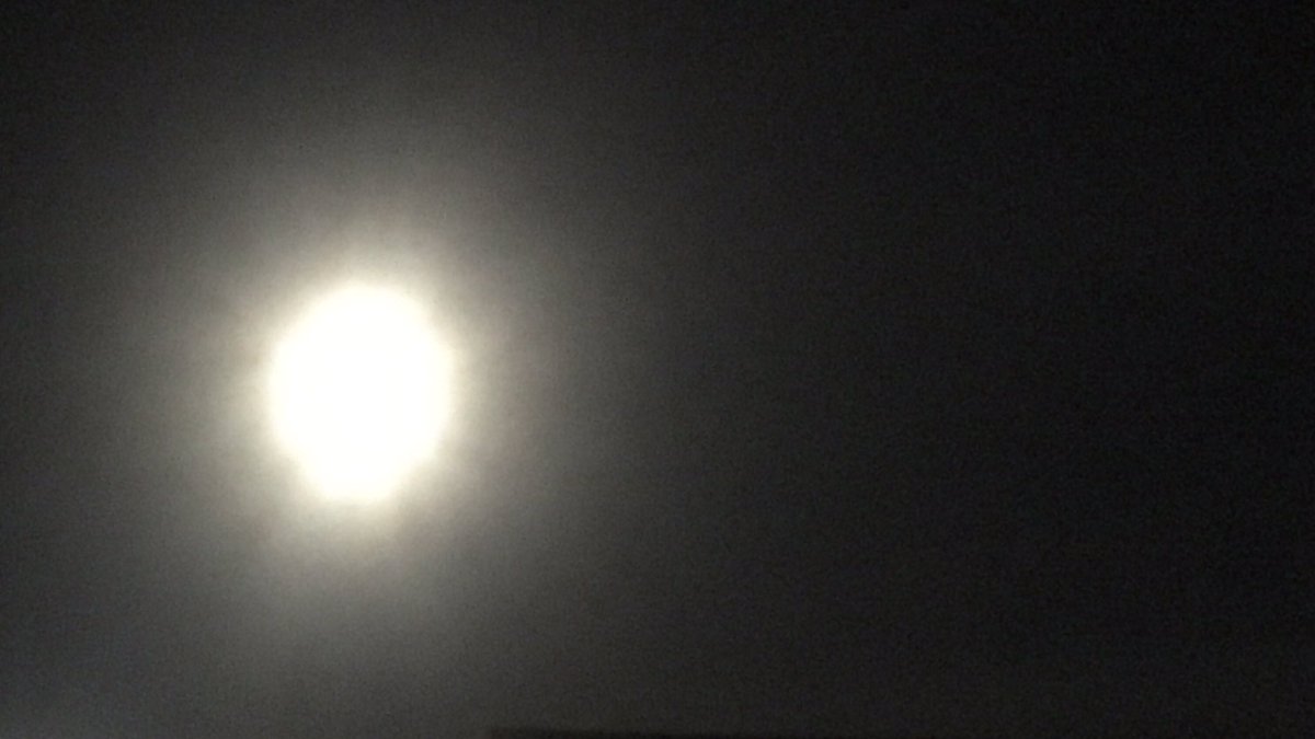 JEventsartist's tweet photo. Last nights full moon in Libra #supermoon #pinkmoon2020 #pinksupermoon2020 #fullmooninlibra https://t.co/vVgy6ZG9S8